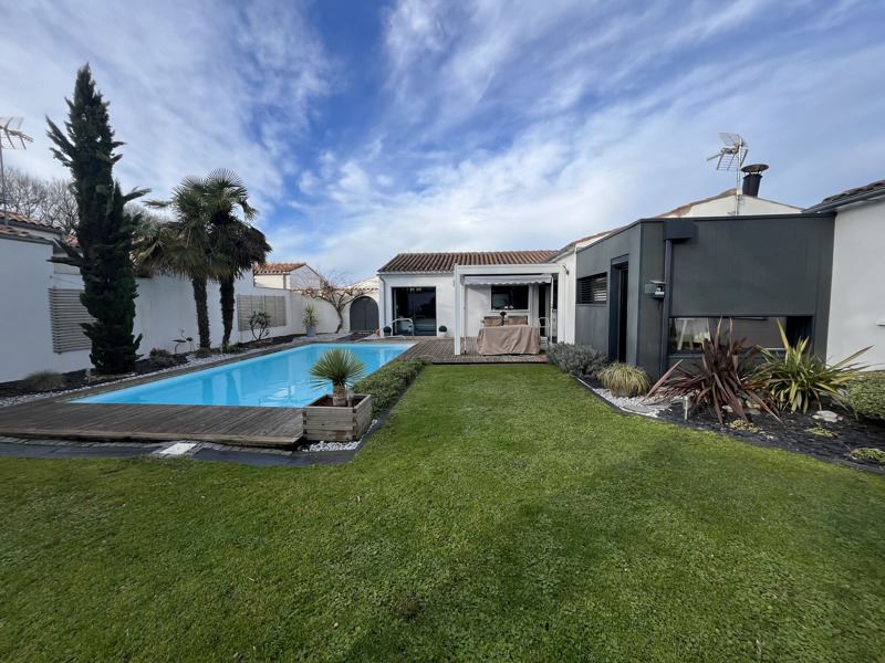 Vente Maison BOURGNEUF - 7 pièces -180 m² - (17220)