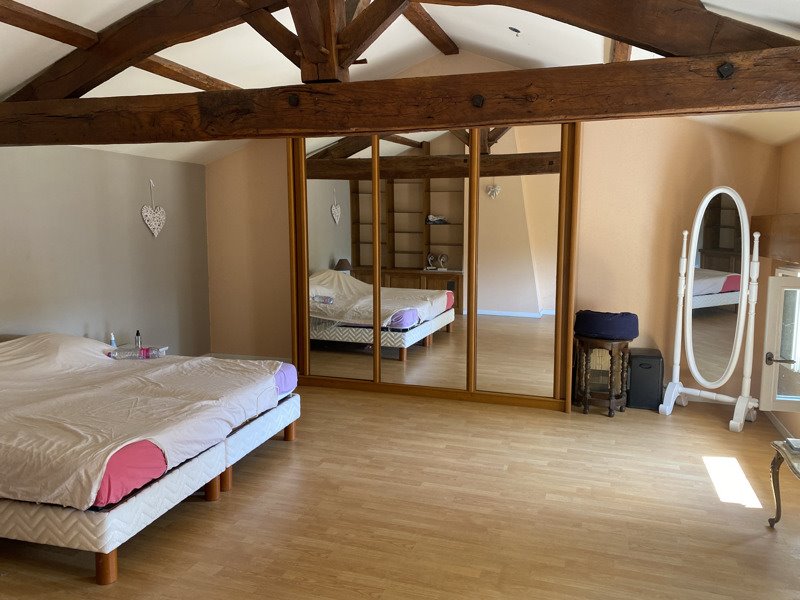 Vente Maison LES EGLISOTTES ET CHALAURES - 8 pièces -220 m² - (33230)