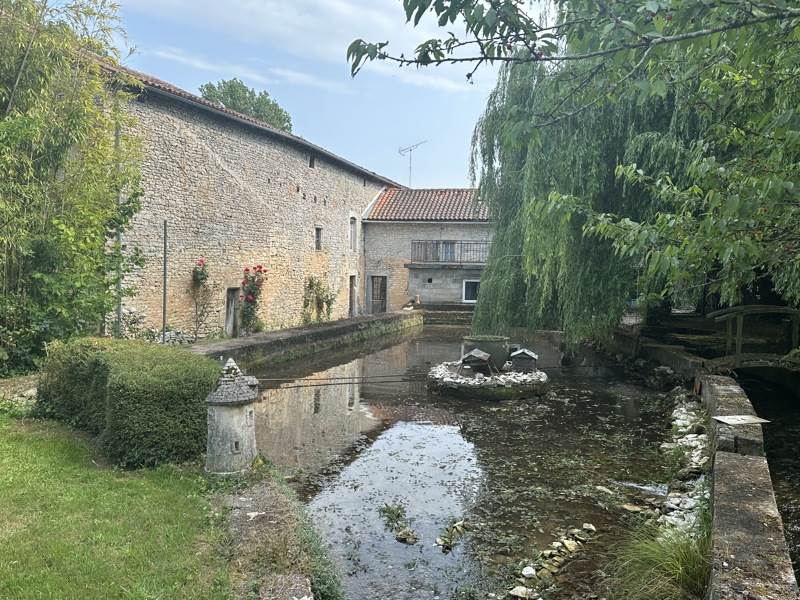 Vente Maison LIZANT - 10 pièces -201 m² - (86400)
