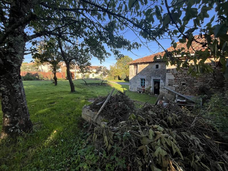 Vente Grange NANTEUIL EN VALLEE - 1 pièce -90 m² - (16700)