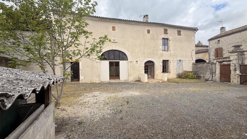 Vente Maison COURCOME - 7 pièces -180 m² - (16240)