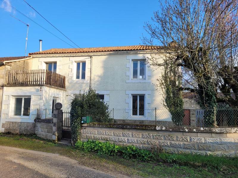 Maison  - 4 pièces    - 150 m² - LONNES (16)