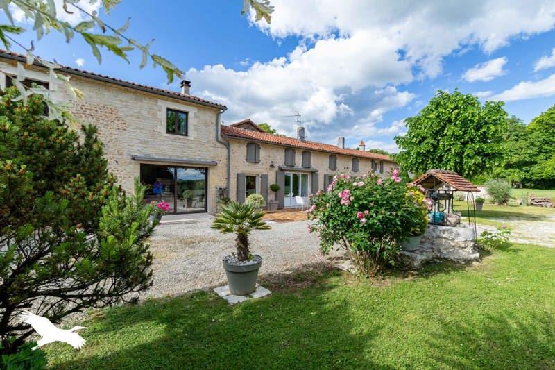 Vente Maison NANTEUIL EN VALLEE - 8 pièces -235 m² - (16700)