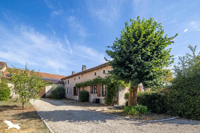 Vente Maison NANTEUIL EN VALLEE - 9 pièces -294 m² - (16700)