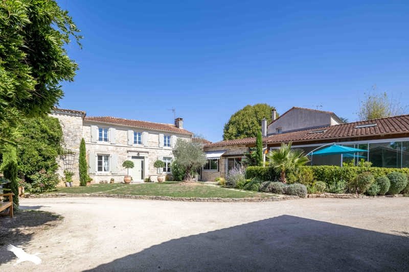 Maison 9 pièces 205 m² · à Mansle-les-Fontaines · 205 m² · 390 900 €