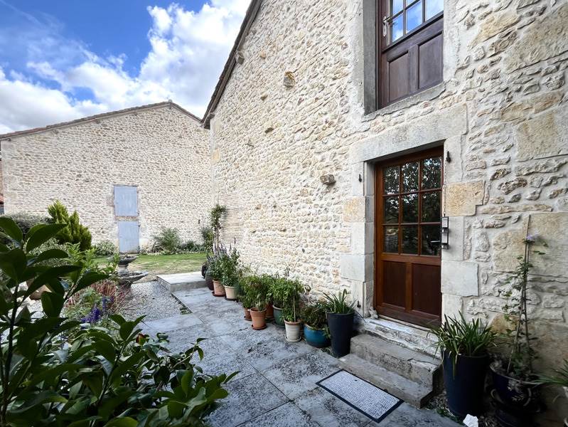 Maison 4 pièces 125 m² · à Nanteuil-en-Vallée · 125 m² · 171 359 €