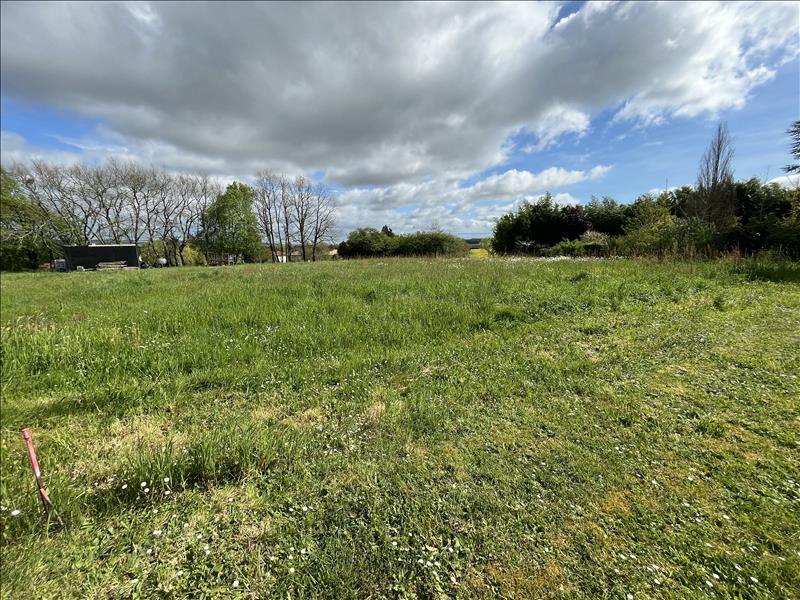 Vente Terrain LA ROCHEFOUCAULD EN ANGOUMOIS - -937 m² - (16110)
