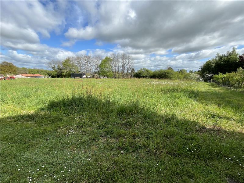 Vente Terrain LA ROCHEFOUCAULD EN ANGOUMOIS - -937 m² - (16110)