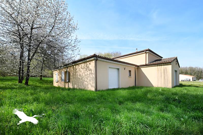 Vente Maison BUNZAC - 5 pièces -174 m² - (16110)
