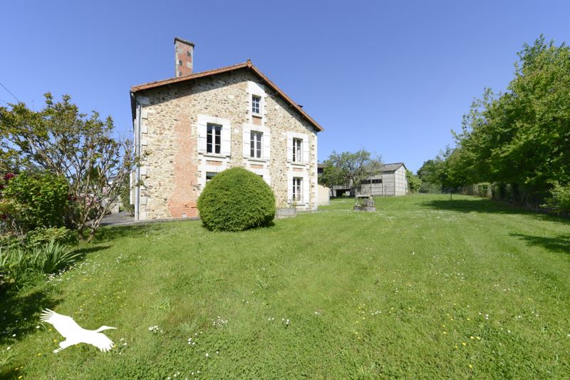 Vente Maison MASSIGNAC - 9 pièces -210 m² - (16310)