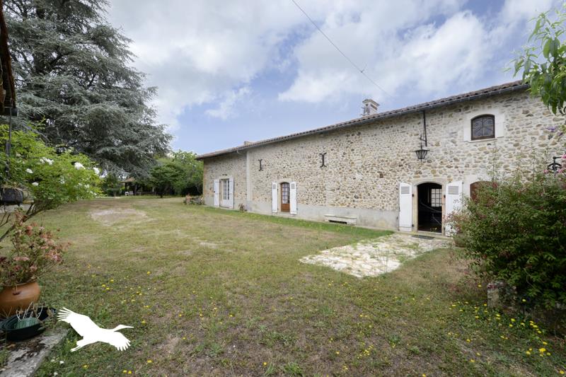 Vente Maison MONTBRON - 6 pièces -227,8 m² - (16220)
