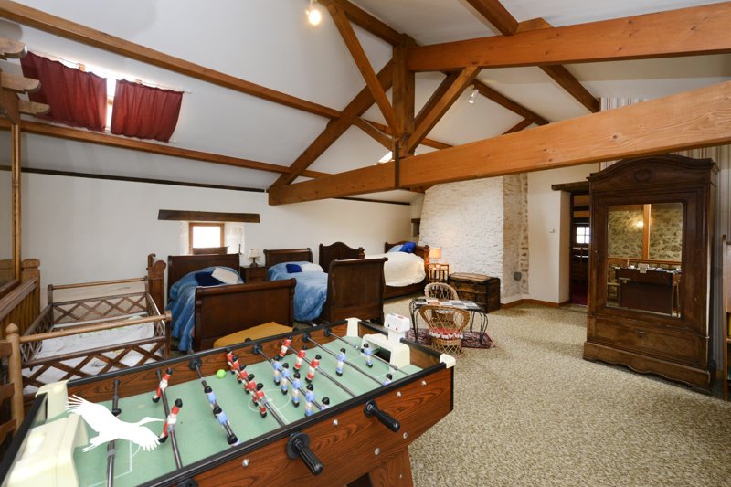 Vente Maison MONTBRON - 6 pièces -227,8 m² - (16220)