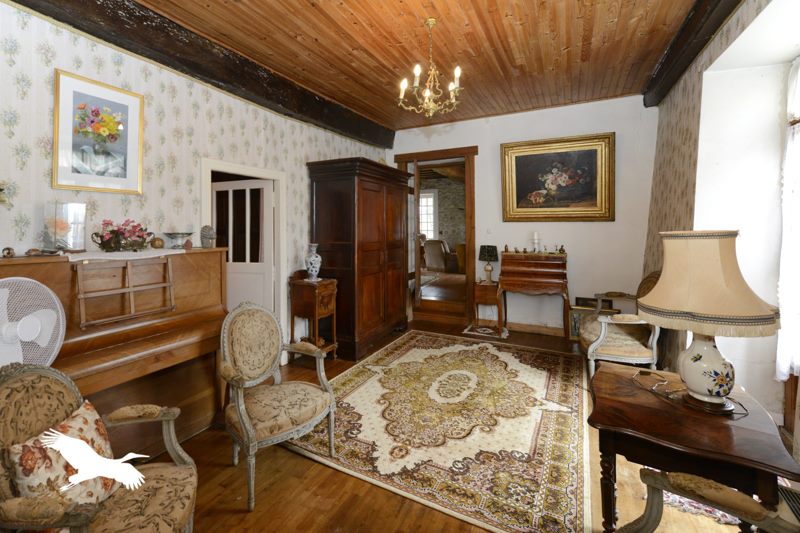 Vente Maison MONTBRON - 6 pièces -227,8 m² - (16220)