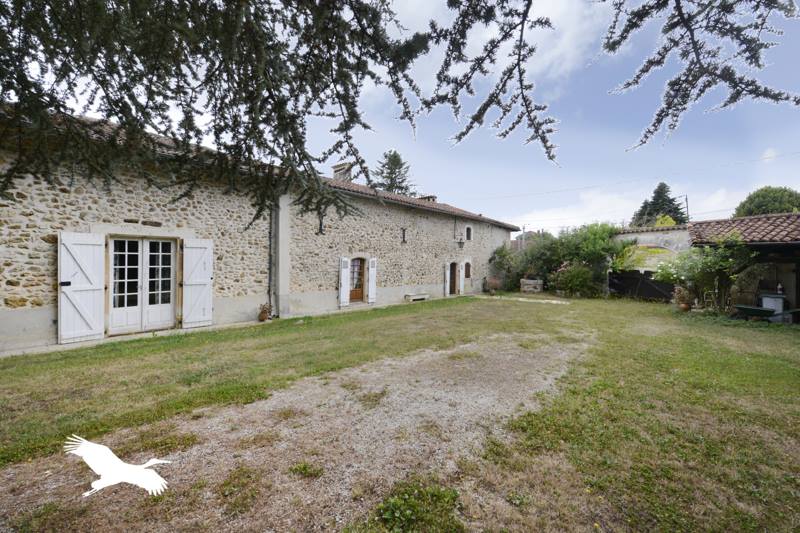Vente Maison MONTBRON - 6 pièces -227,8 m² - (16220)