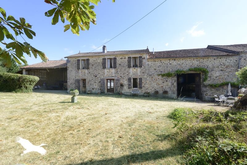 Vente Maison ECURAS - 6 pièces -185,5 m² - (16220)