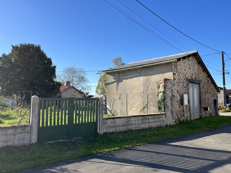 Vente Grange ECURAS - 1 pièce -57 m² - (16220)