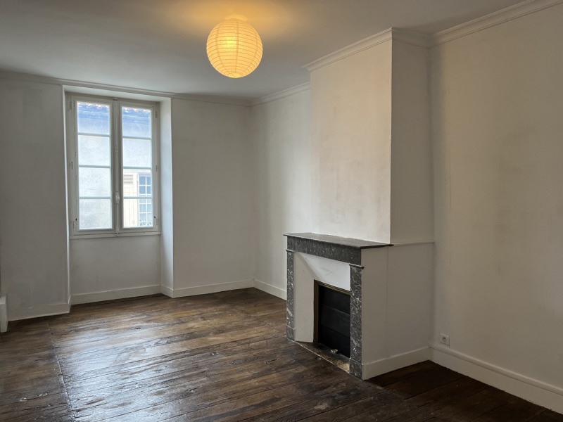 Vente Maison MONTBRON - 5 pièces -135 m² - (16220)