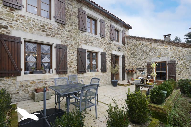 Vente Maison ROUZEDE - 6 pièces -140 m² - (16220)