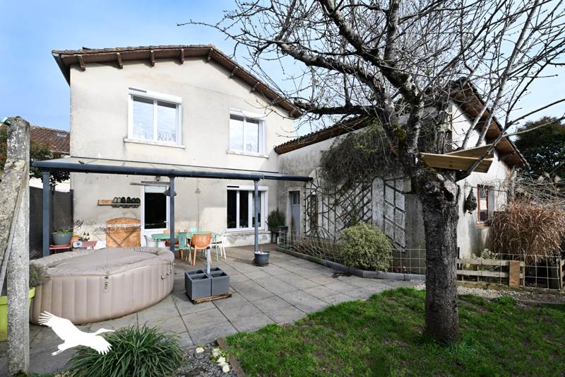 Vente Maison MONTBRON - 7 pièces -150 m² - (16220)