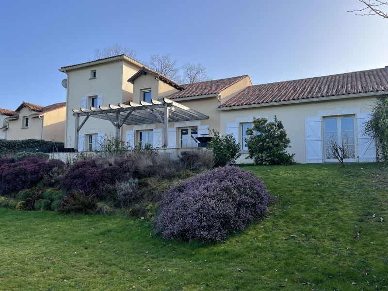 Vente Maison ROUZEDE - 6 pièces -201 m² - (16220)