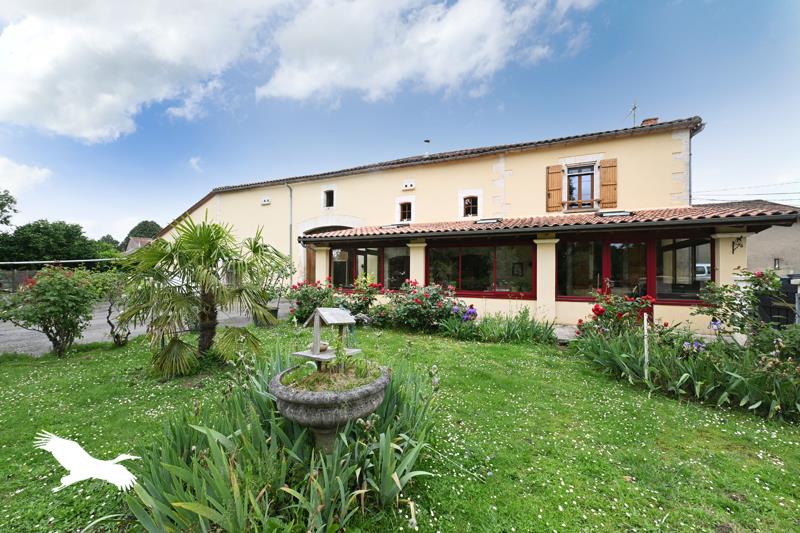 Maison 5 pièces 206 m² · à Rouzède · 206 m² · 256 800 €