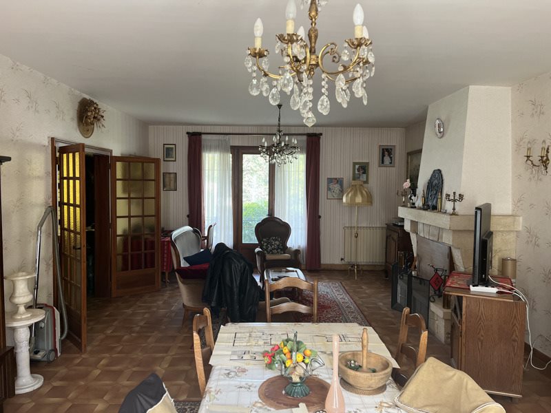 Vente Maison MONTBRON - 6 pièces -181 m² - (16220)