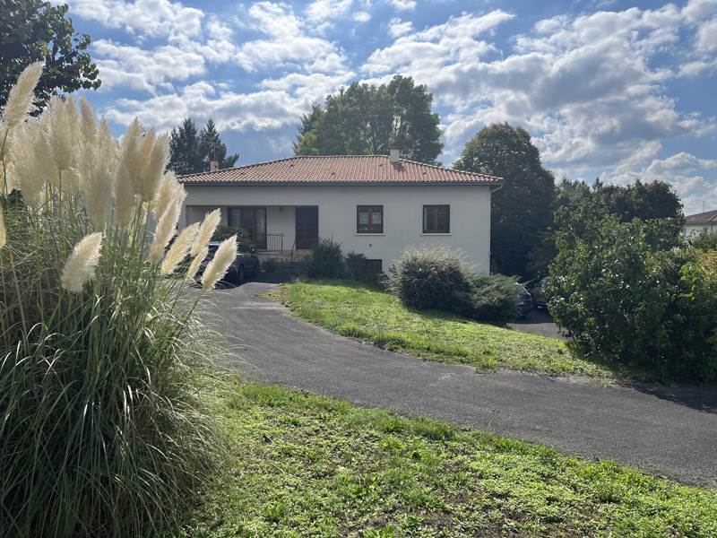 Vente Maison MONTBRON - 6 pièces -181 m² - (16220)