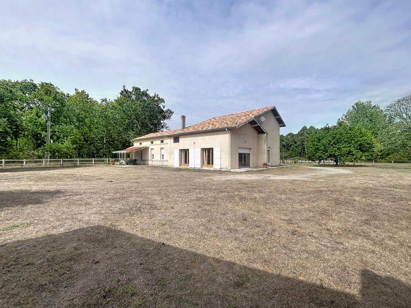 Maison 5 pièces 225 m² · à Laruscade · 225 m² · 369 600 €