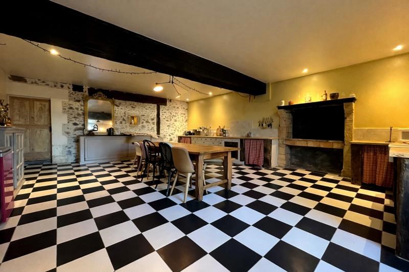 Vente Maison AVAILLES LIMOUZINE - 10 pièces -353,1 m² - (86460)