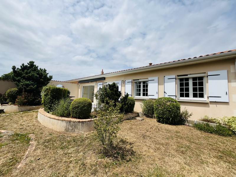 Vente Maison CONFOLENS - 5 pièces -137 m² - (16500)