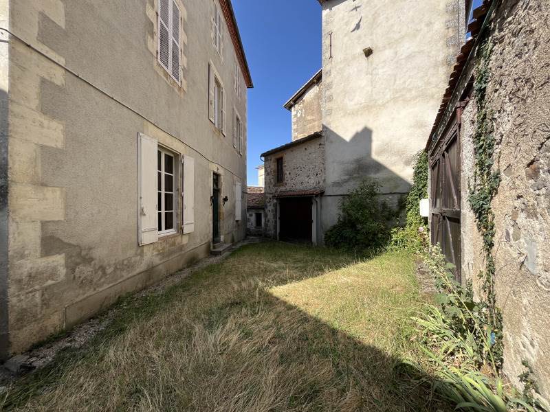 Vente Maison CONFOLENS - 10 pièces -375 m² - (16500)