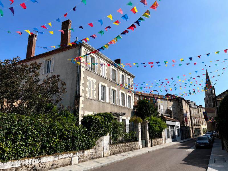 Vente Maison CONFOLENS - 10 pièces -375 m² - (16500)