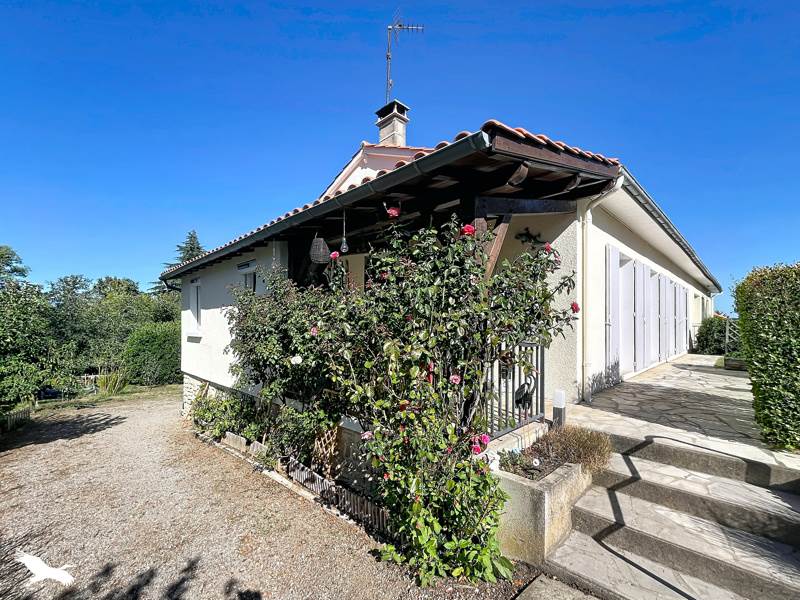 Vente Maison CONFOLENS - 5 pièces -110 m² - (16500)