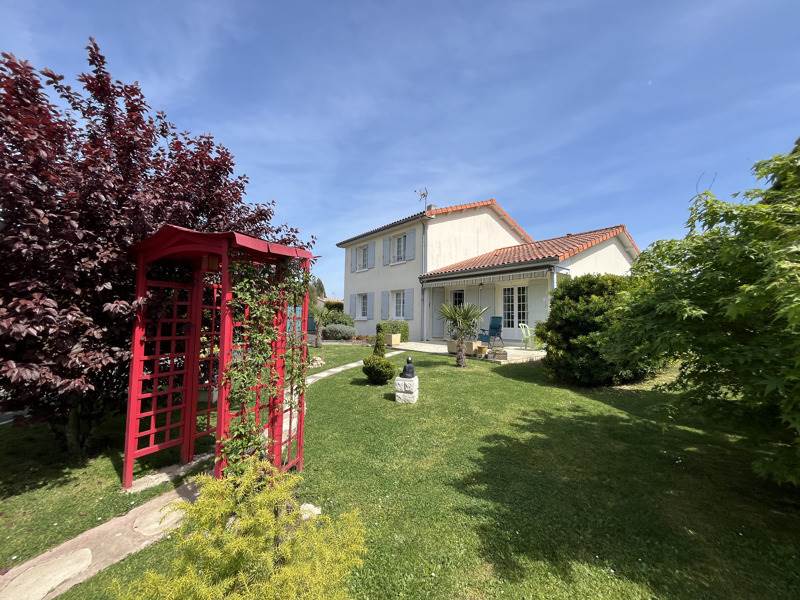 Vente Maison TERRES DE HAUTE CHARENTE - 6 pièces -149 m² - (16270)