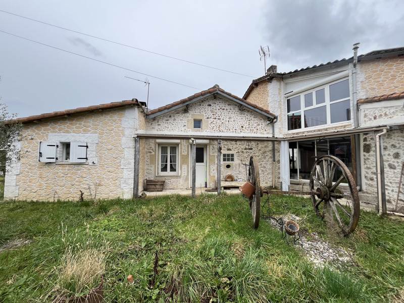 Maison 4 pièces 170 m² · à Confolens · 170 m² · 134 375 €