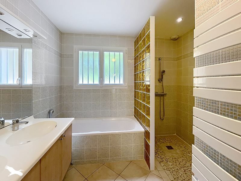 Vente Maison LUCGARIER - 5 pièces -147 m² - (64420)