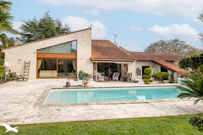 Vente Maison SAINTES - 7 pièces -242 m² - (17100)
