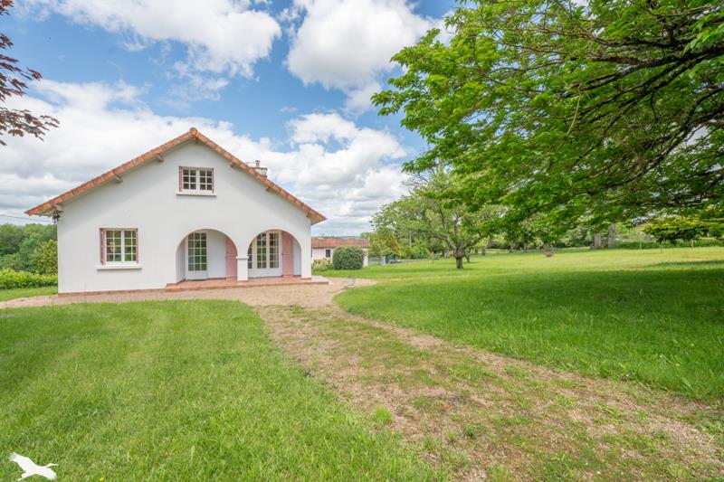 Vente Maison CHASSENON - 7 pièces -136 m² - (16150)