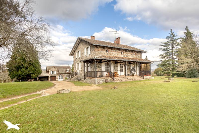 Maison 12 pièces 247 m² · à Chabanais · 247 m² · 350 000 €