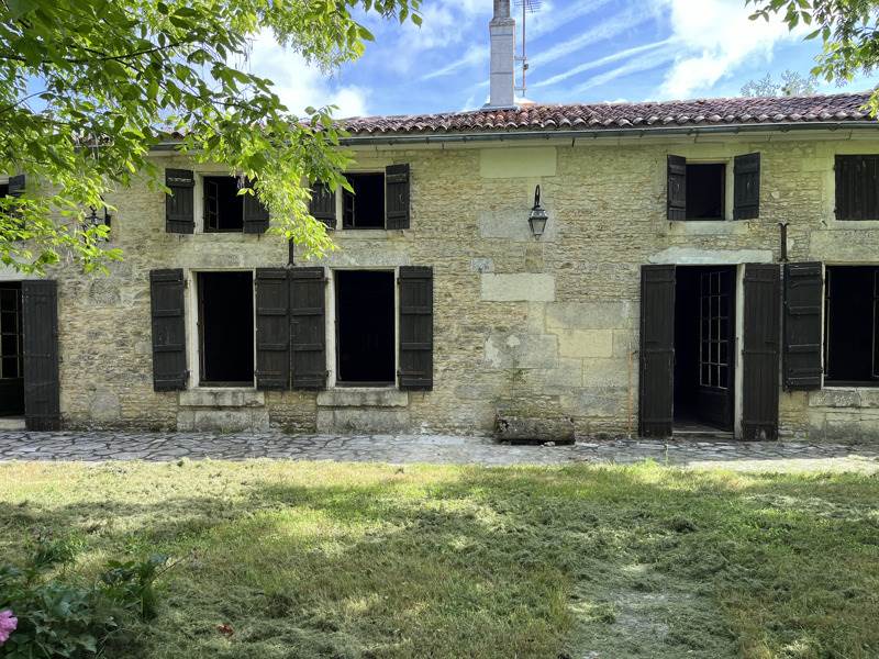 Vente Maison MIGRON - 5 pièces -209 m² - (17770)