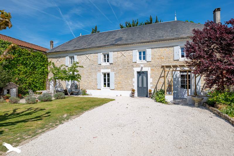 Vente Maison NERE - 7 pièces -189 m² - (17510)
