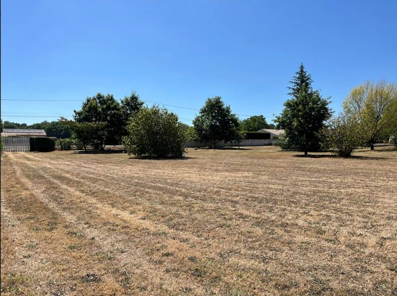 Terrain constructible à Neuvic