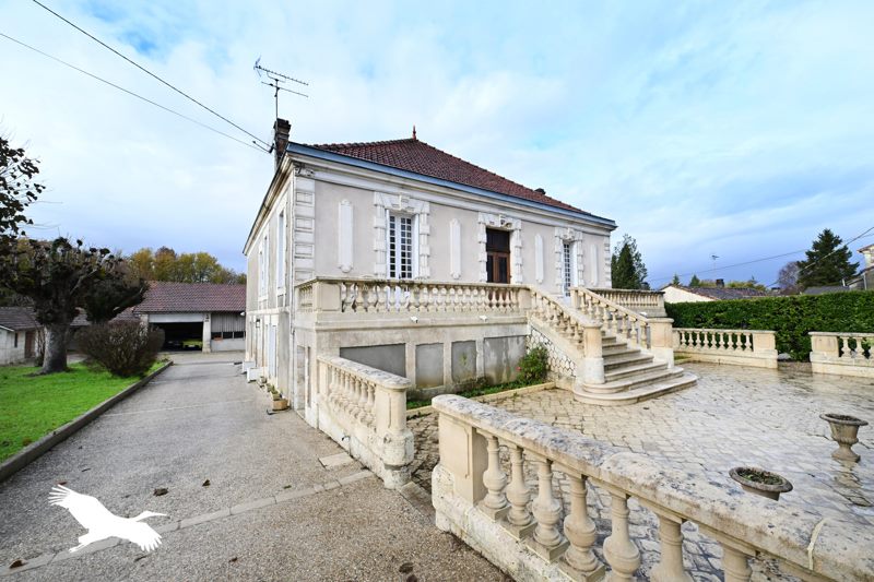 Maison 10 pièces 357 m² · à Voeuil-Et-Giget · 357 m² · 285 000 €