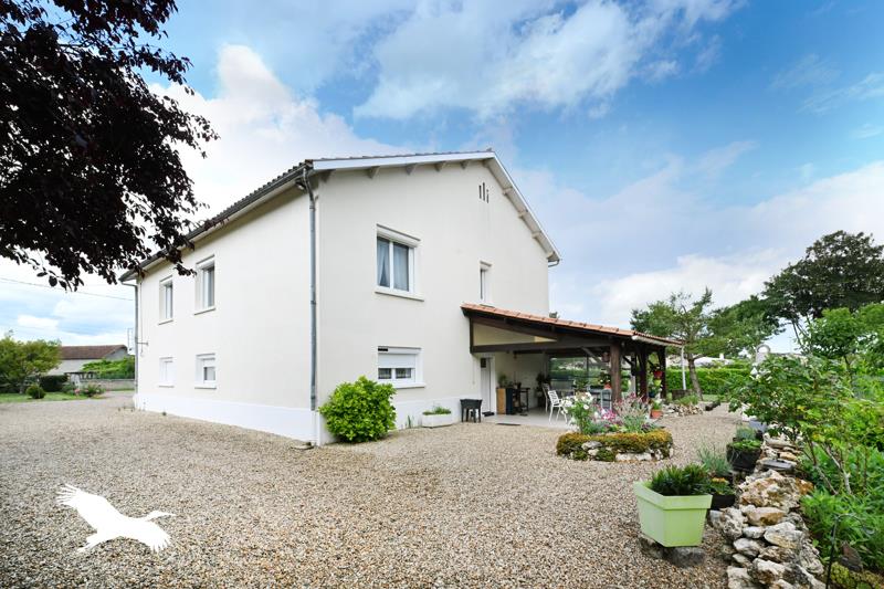 Vente Maison ROULLET ST ESTEPHE - 5 pièces -151 m² - (16440)