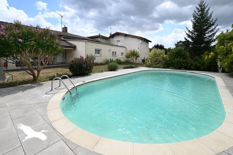 Maison 12 pièces 270 m² · à Cherves-Richemont · 270 m² · 369 900 €