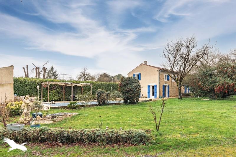 Vente Maison PUY DU LAC - 6 pièces -181 m² - (17380)
