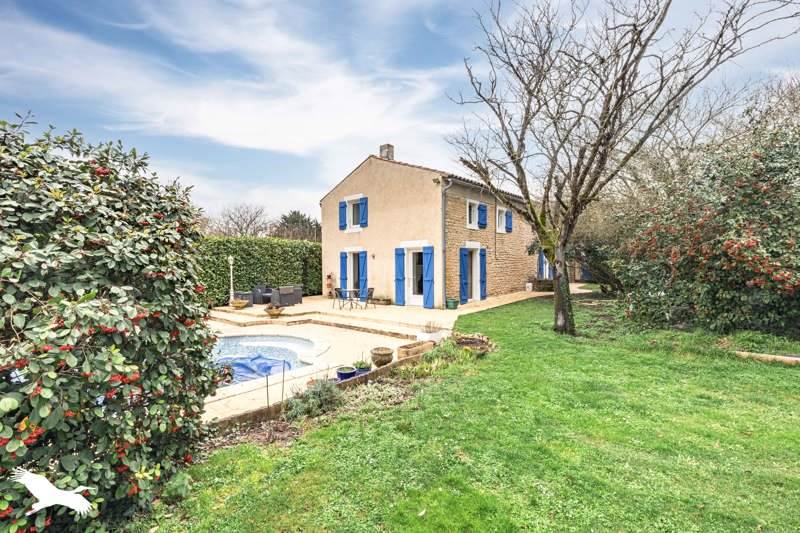 Vente Maison PUY DU LAC - 6 pièces -181 m² - (17380)