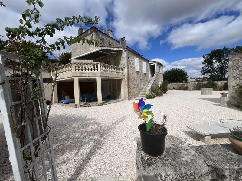 Maison 8 pièces 283 m² · à Saint-Hippolyte · 283 m² · 525 000 €