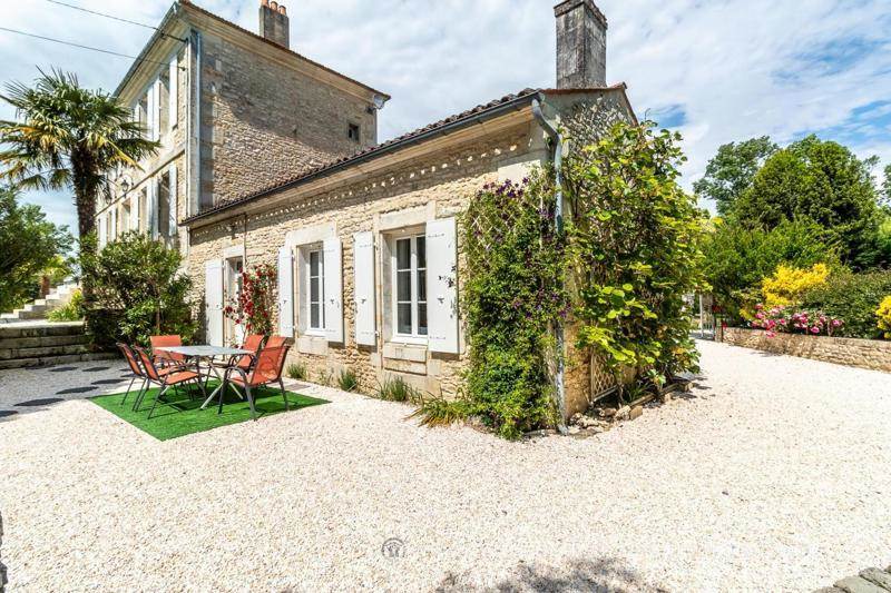 Vente Maison ST HIPPOLYTE - 8 pièces -283 m² - (17430)