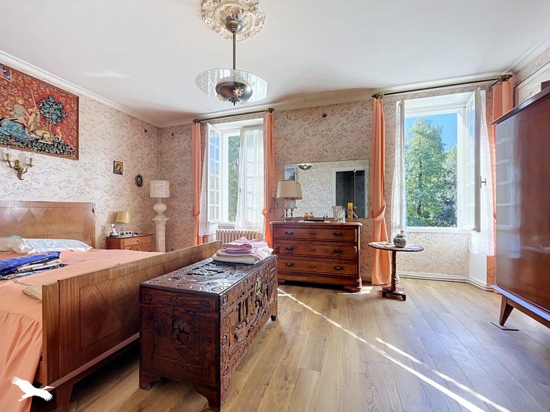 Vente Maison Lussant - 8 pièces -212 m² - (17430)
